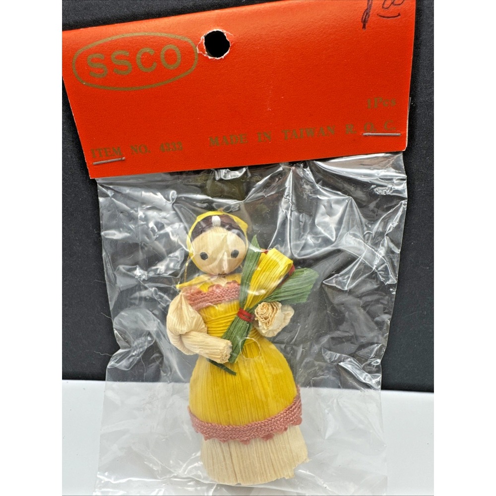 Vintage SSCO Corn Husk‎ Doll Figure Holding Flowers